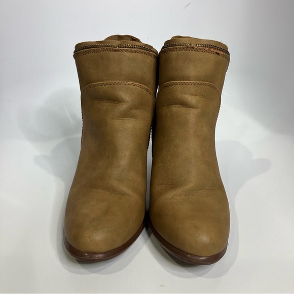 Margaritaville Jazz faux leather ankle boots heels tan size 10 casual neutral - Picture 2 of 8